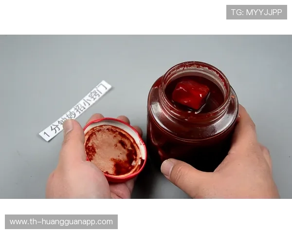 贝林厄姆家的冰箱里塞满了能量饮料，连瓶盖都没空拧开